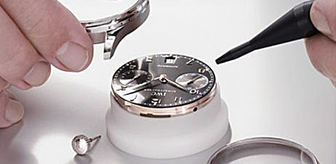 手表维修技师在对手表内部进行维修（图）