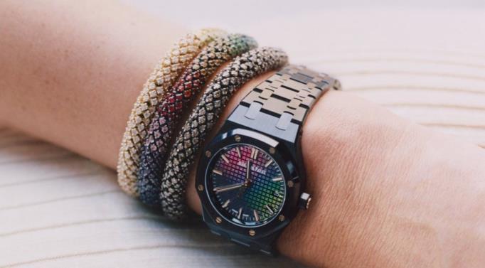 爱彼推出皇家橡树系列黑色陶瓷彩虹盘卡罗莱纳·布奇限量版腕表