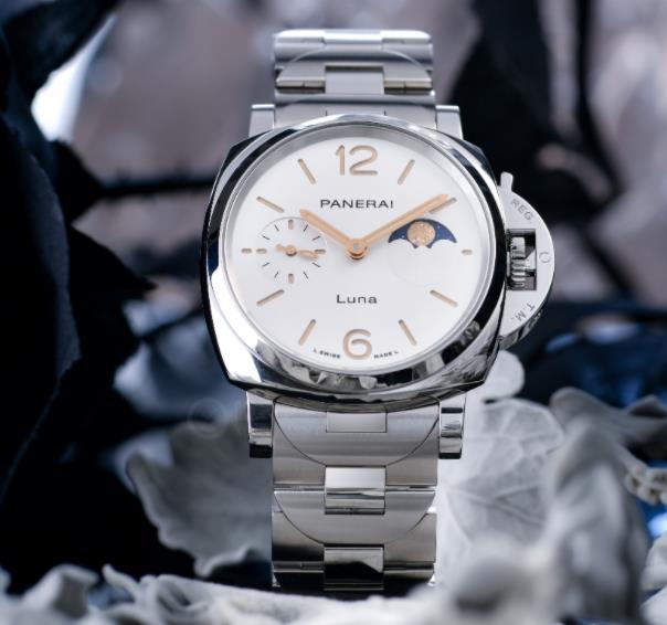 沛纳海庐米诺杜尔系列腕表 引入复杂功能月相