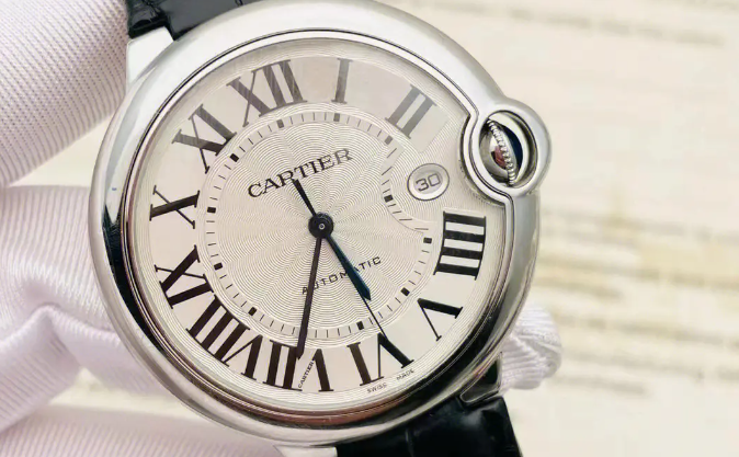 卡地亚手表的经典外观展现了永恒的优雅与华丽